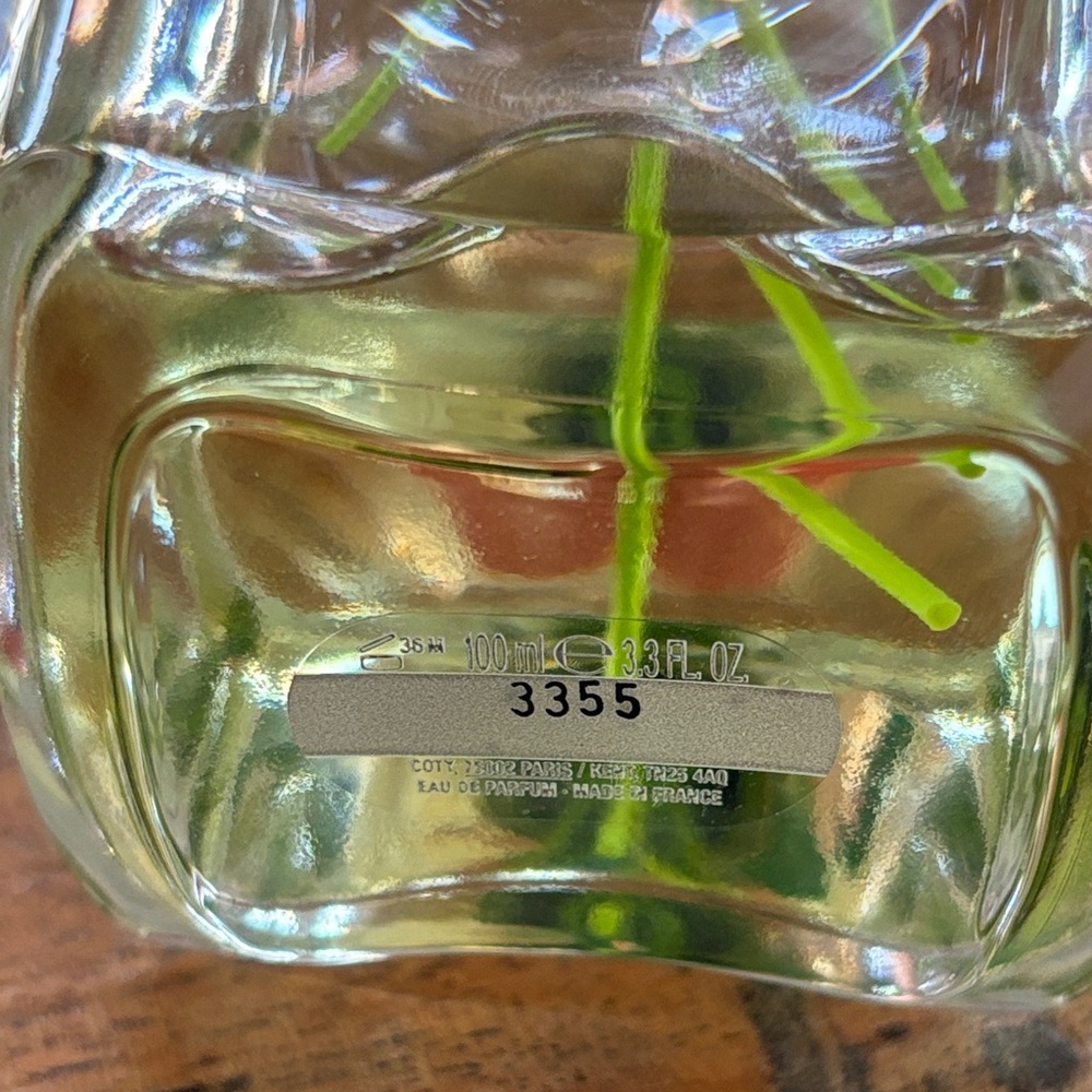 Marc Jacobs Daisy Wild Perfume with Green, Pink, and White Floral Cap - Picture 3 of 3